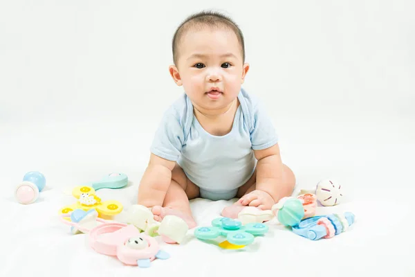 아동기와 Childhood Childcare 파란색 장난감 귀여운 개월된 동양인 갓난아이의 초상이다 — 스톡 사진