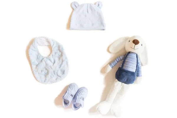 Новорожденные Детская Одежда Кроличья Игрушка Белом Фоне Вид Сверху Плоский — стоковое фото