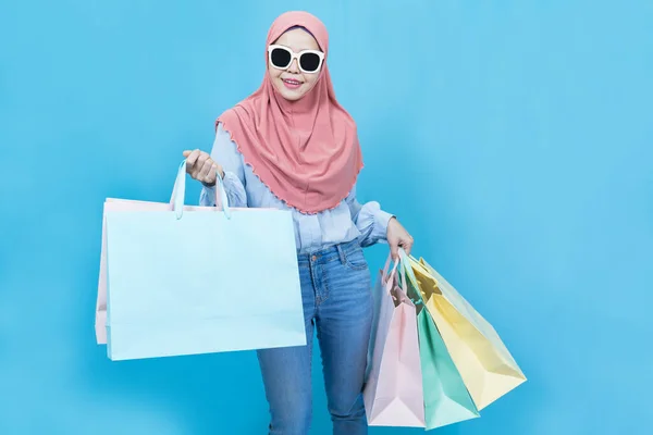 Geleneksel Elbiseli Mutlu Alışverişkolik Asyalı Müslüman Bir Kadının Portresi Mavi — Stok fotoğraf