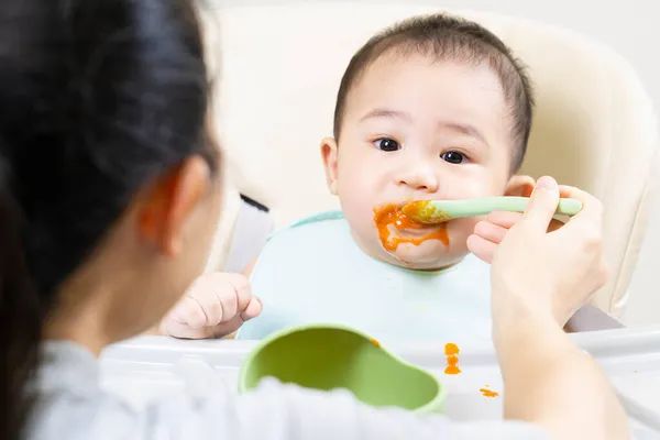 Mamma Felice Che Nutre Piccolo Figlio Con Carota Casa Bambino — Foto Stock