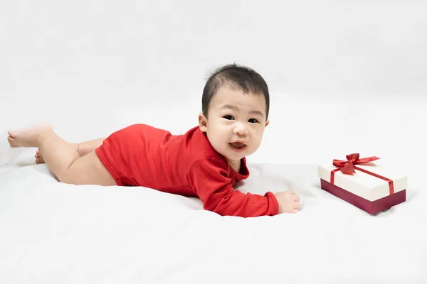 Kleine Aziatische Baby Jongen Rood Baby Bodysuit Kerst Nieuwjaar Geschenkdoos — Stockfoto