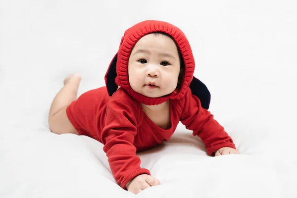 Cute Azjatycki Chłopiec Maluch Czerwonym Body Dzianiny Kapelusz Króliczymi Uszami — Zdjęcie stockowe
