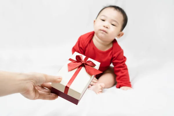 Nettes Asiatisches Baby Rotem Body Erhalten Geschenkbox Auf Weißer Decke — Stockfoto