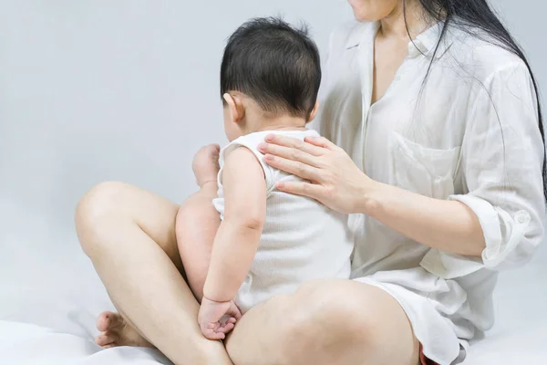 Selective Focus Mother Hand Belching Infant Baby Stroking Back Hand — Stockfoto