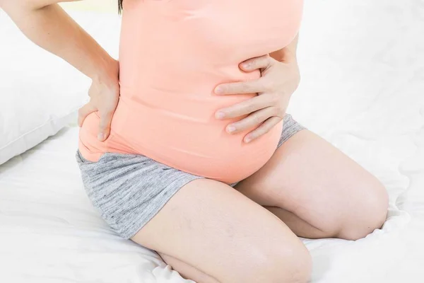 感觉不好的概念 对肚子痛的孕妇进行近距离检查 医药等概念 便秘和肚子痛 — 图库照片