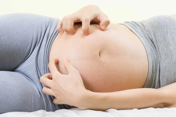 Hamile Bir Kadın Karnı Kaşınıyor Çünkü Cilt Kaşınıyor Hamilelik Ilacı — Stok fotoğraf