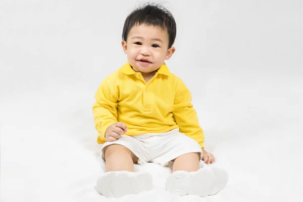 Asiatischer Süßer Junge Von Etwa Einem Jahr Gelbem Hemd Sitzt — Stockfoto