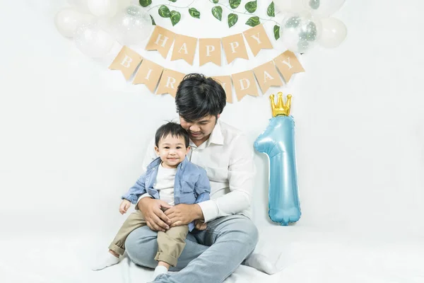 Ázsiai Kisfiú Ünnepli Első Születésnapját Egy Apa Megöleli Fiát Mosolyogva Stock Kép