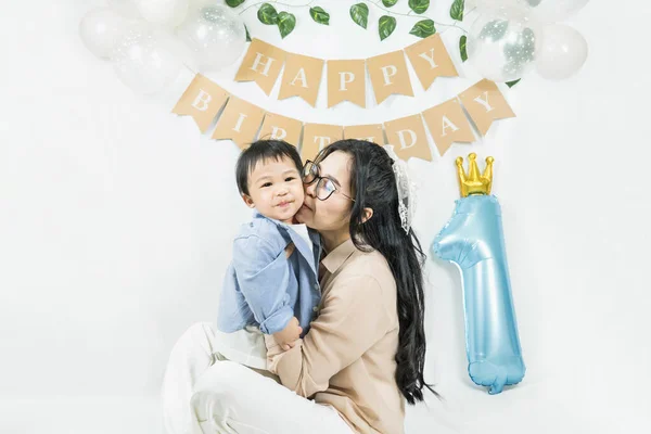 Asiatischer Junge Feiert Ersten Geburtstag Eine Mutter Umarmt Und Küsst Stockbild