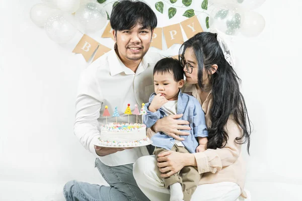 Portrét Mladých Asijských Rodičů Držet Zbrani Objímat Dítě Chlapeček Oslavovat Royalty Free Stock Fotografie