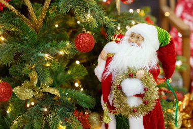 Noel Baba 'nın Noel bebeği. Noel ağacının altındaki Noel oyuncağı Noel Baba çocuklar ve reklamlar için bir Noel atmosferi yaratıyor..