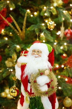 Noel Baba 'nın Noel bebeği. Noel ağacının altındaki Noel oyuncağı Noel Baba çocuklar ve reklamlar için bir Noel atmosferi yaratıyor..