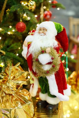 Noel Baba 'nın Noel bebeği. Noel ağacının altındaki Noel oyuncağı Noel Baba çocuklar ve reklamlar için bir Noel atmosferi yaratıyor..