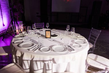 şık boş gözlük ve düğün için zarif tablo ayarını, restoranda yemek tabakları