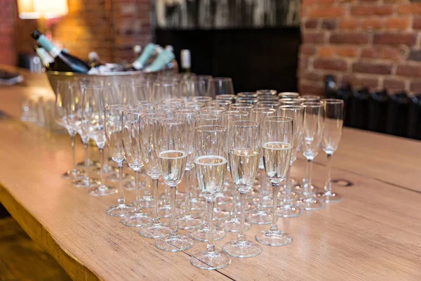 Tahta Bir Masanın Üzerinde Bir Sürü Şampanya Standı Var — Stok fotoğraf