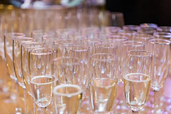 Vele Glazen Champagne Staan Een Houten Tafel — Stockfoto