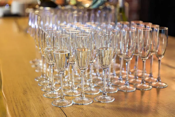 Tahta Bir Masanın Üzerinde Bir Sürü Şampanya Standı Var — Stok fotoğraf