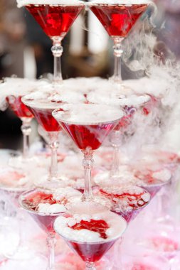 Şampanya cam piramidi. Şarap kadehleri piramidi, şampanya, şampanya kulesi