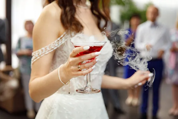 Бокал Шампанского Сухим Льдом Руке Невесты — стоковое фото
