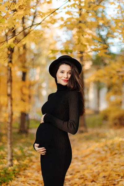 Mladá Krásná Těhotná Žena Klobouku Tmavými Vlasy Černé Těsné Šaty — Stock fotografie