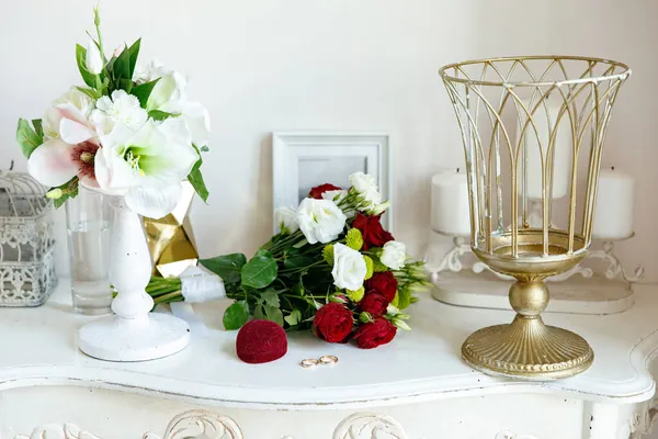 Deux Alliances Blanc Rouge Avec Bouquet Nuptial Roses Rouges — Photo