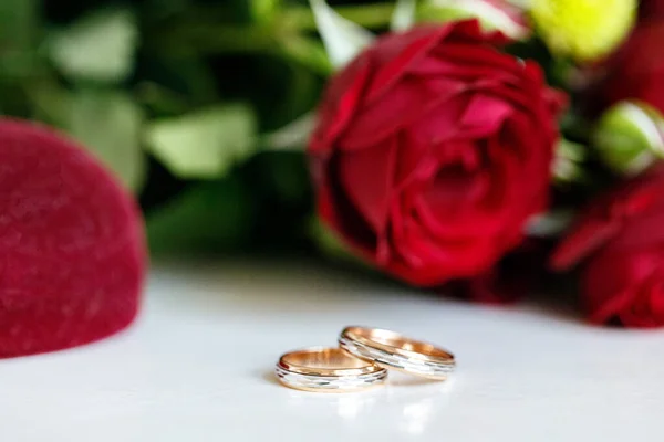 Dois Anéis Casamento Ouro Branco Vermelho Com Buquê Noiva Com — Fotografia de Stock