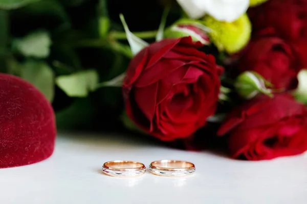 Dois Anéis Casamento Ouro Branco Vermelho Com Buquê Noiva Com — Fotografia de Stock