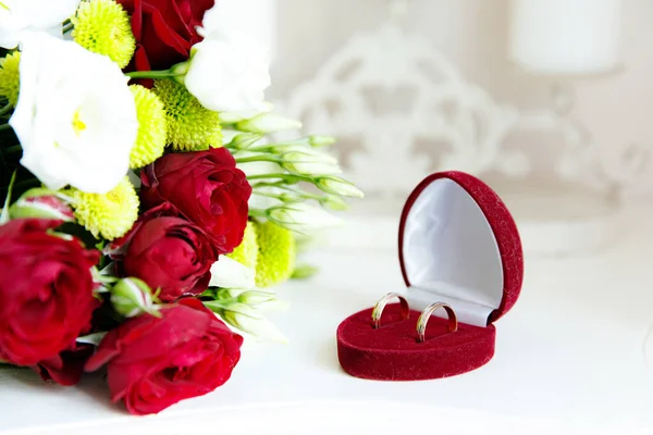 Dois Anéis Casamento Ouro Branco Vermelho Com Buquê Noiva Com — Fotografia de Stock