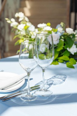 Bir düğün için mavi pastel renkte şık bir masa.