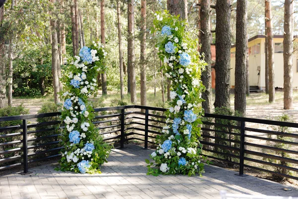 Bellissimo Arco Nuziale Nella Foresta Decorato Con Fiori All Aperto — Foto Stock