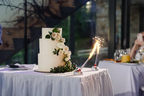 stock image Beautiful wedding cake decorated with roses