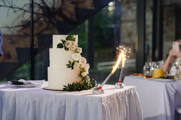 美丽的婚礼蛋糕装饰着玫瑰 免版税图库照片