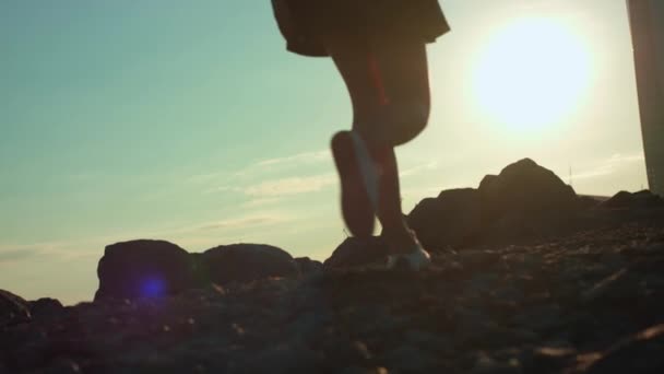유럽의 햇볕에 그을린 아름다운 치마와 티셔츠를 여성은 저녁해 하늘로 해변을 — 비디오