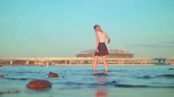 Europäische Sonnenverbrannt Schöne Attraktive Blonde Schlanke Fit Mädchen Braunem Rock — Stockvideo