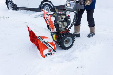 Cheboksary, Rusya-20 Ocak 2021: Husqvarna ST276EP ile karların temizlenmesi. Kar temizleme aracı ile kar temizleme. Anormal miktarda kar.