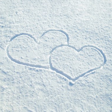 Kışın Karda Çekilen Sevimli Kalpler. Üst Manzara. Sevgililer Günü konsepti.