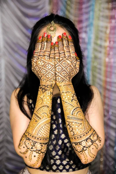 Una Novia India Mostrando Trabajo Mehendi Hecho Sus Manos Antes —  Fotos de Stock