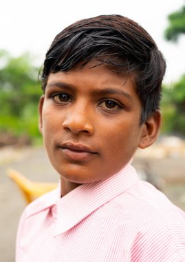 NAGPUR, MAHARASHTRA, INDIA, 24 Eylül 2021: Mutlu kırsal çocuklar sabah köylerinde.