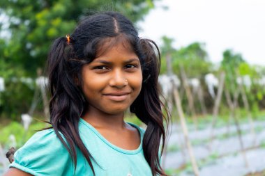 NAGPUR, MAHARASHTRA, INDIA, 24 Eylül 2021: Mutlu kırsal çocuklar sabah köylerinde.