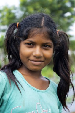 NAGPUR, MAHARASHTRA, INDIA, 24 Eylül 2021: Mutlu kırsal çocuklar sabah köylerinde.