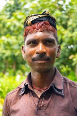 AMRAVATI, MAHARASHTRA, INDIA, 24 Eylül 2021: Kimliği belirlenemeyen mutlu Hintli kırsal çiftçinin portresi sabah köylerinde, Maharashtra kırsal kesimlerinde günlük yaşam tarzı.