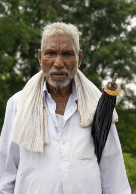 AMRAVATI, MAHARASHTRA, INDIA, 24 Eylül 2021: Kimliği belirlenemeyen mutlu Hintli kırsal çiftçinin portresi sabah köylerinde, Maharashtra kırsal kesimlerinde günlük yaşam tarzı.