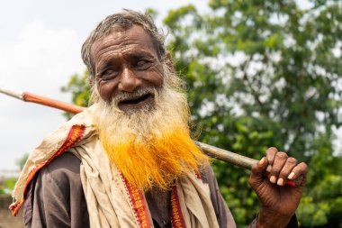 AMRAVATI, MAHARASHTRA, INDIA, 24 Eylül 2021: Kimliği belirlenemeyen mutlu Hintli kırsal çiftçinin portresi sabah köylerinde, Maharashtra kırsal kesimlerinde günlük yaşam tarzı.