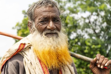 AMRAVATI, MAHARASHTRA, INDIA, 24 Eylül 2021: Kimliği belirlenemeyen mutlu Hintli kırsal çiftçinin portresi sabah köylerinde, Maharashtra kırsal kesimlerinde günlük yaşam tarzı.