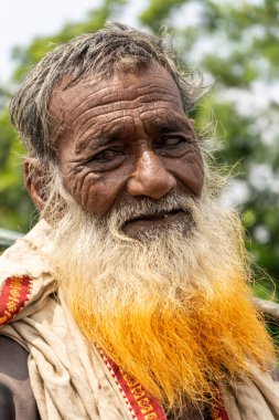 AMRAVATI, MAHARASHTRA, INDIA, 24 Eylül 2021: Kimliği belirlenemeyen mutlu Hintli kırsal çiftçinin portresi sabah köylerinde, Maharashtra kırsal kesimlerinde günlük yaşam tarzı.