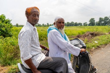 AMRAVATI, MAHARASHTRA, INDIA, 24 Eylül 2021: Kimliği belirlenemeyen mutlu Hintli kırsal çiftçinin portresi sabah köylerinde, Maharashtra kırsal kesimlerinde günlük yaşam tarzı.