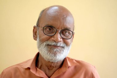 Sakallı, gülümseyen yaşlı adamın portresi..