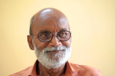 Sakallı, gülümseyen yaşlı adamın portresi..