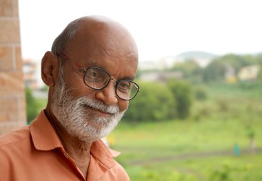 Sakallı, gülümseyen yaşlı adamın portresi..