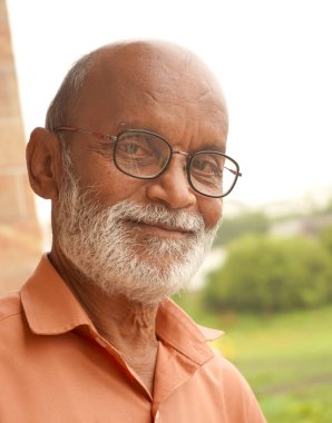 Sakallı, gülümseyen yaşlı adamın portresi..